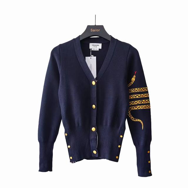实拍细节图+尺码表 Thom Browne 汤姆布朗 蛇年限定女款金属蛇四扣金属铜扣毛衣开衫 Tb针织女款蛇年限定开衫金属四扣铜扣羊毛混纺毛衣 四条杠加厚针织毛