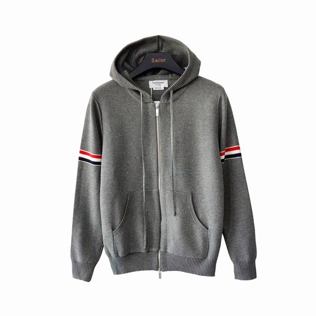 实拍细节图+尺码表 Thom Browne 汤姆布朗 .Tb双袖标拉链毛衣开衫 料子采用羊毛混纺 拉链采用Tb字母拉链头对版 柔软舒适 生产采用日本进口自动针织