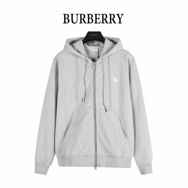 Burberry 巴宝莉 25Fw 后背印章战马刺绣双拉链套装连帽外套 拉链连帽衫，选用轻盈翻面绒棉质面料打造，呈现修身版型。 背部饰有骑士印章印花，源自 19