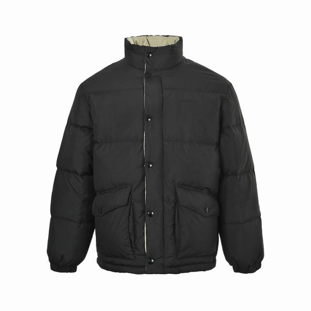 Miu Miu 缪缪 小标双面穿羽绒服 面料外层高密度尼龙，防风防水透气，内层柔软棉混纺，防钻绒更亲肤。填充90新国标白鸭绒，先绗缝后充绒工艺，保暖均匀不结块。