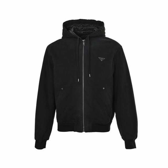 prada 普拉达 25Fw 三角标连帽棉服外套 定制双经双纬斜纹粗布面料 内里双斜纹真丝方格夹层布 面料马骝水洗做旧 最终再水煮加固色 内里填充棉丝 确保卓越