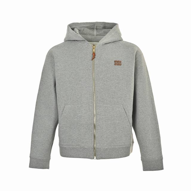 Miu Miu 缪缪 贴绣平纹针织连帽夹克外套 定染 克双股毛圈卫衣料、复合190克针织平纹布，总克重达到760克。且有一定的抗拉伸能力，不易变形。采用进口的激