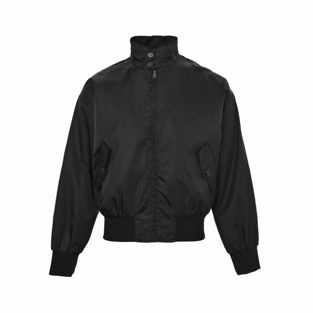 prada 普拉达 后背三角标哈林顿飞行夹克 白敬亭同款 面料采用60支100%尼龙面料，面料定织60支中性厚度，面料克重为185克，薄而不透，面料做了过胶工艺