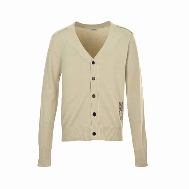 Burberry 巴宝莉 格纹战马贴布开衫毛衣 于意大利工坊针织打造，呈现常规版型。采用圆领款式，饰牌贴花巧妙融合 Burberry 格纹、品牌徽标和马术骑士徽