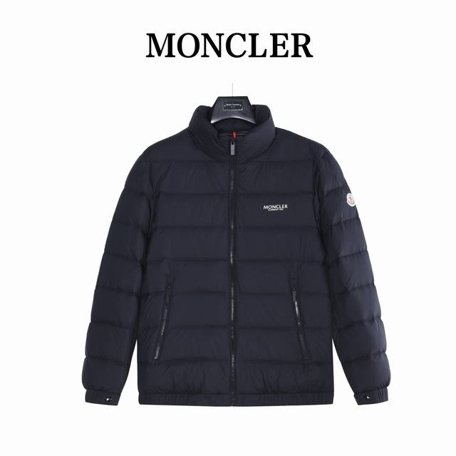 Moncler 蒙口 25Fw胸前字母连帽羽绒服 采用新国标90白鸭绒填充，顶级版本，区分市面通货，男女同款全新美学灵感趣味设计,渠道性质精品。让整体造型设计更