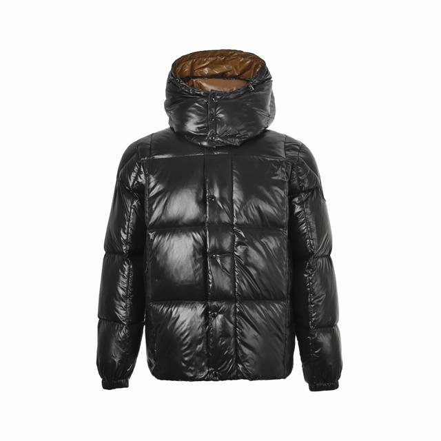 Moncler 蒙口 经典parana羽绒服 Moncler经典parana羽绒服，亮面尼龙面 料，复古光泽感满满！横向绗缝设计让填充物分布 更均匀，保暖力Up