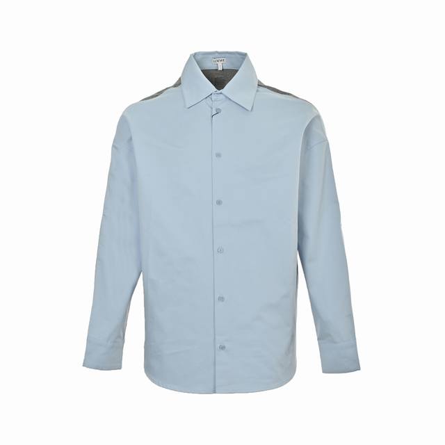 Loewe 罗意威 25Fw 毛衣拼接针织衬衫 前片选用高支棉纱通过经密高，纬密低的织造工艺制成轻薄且具有极佳透气性的面料。表面光滑平整，触感如丝绸般柔滑，同时