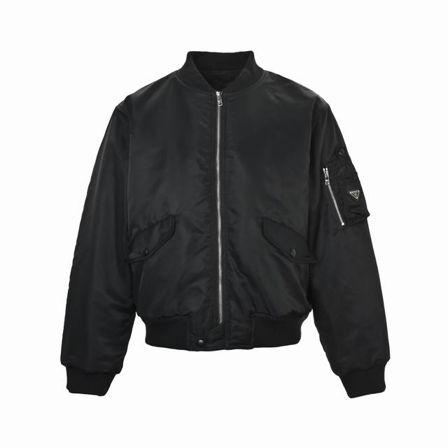 prada 普拉达 拉链袖袋飞行棉服外套 采用Re-Nylon再生尼龙。这种面料由海洋中收集的回收塑料材料制成，具有环保、耐磨的特点。部分款式使用双层轻质粘合尼