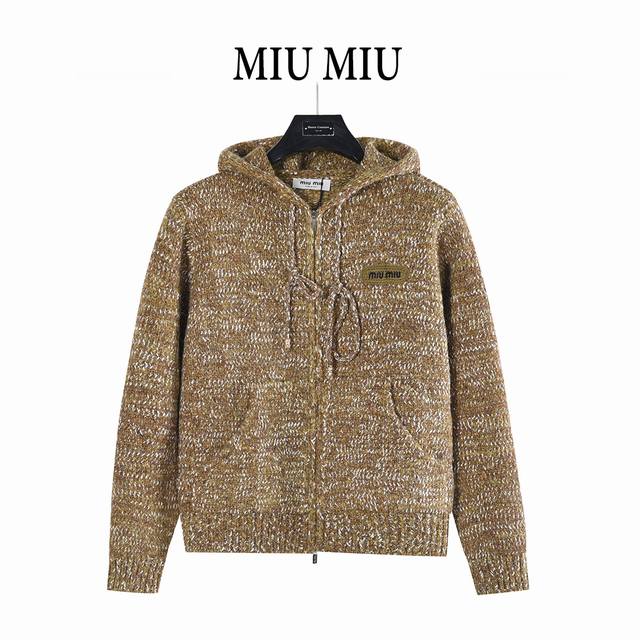 Miumiu 缪缪 25Fw 贴布Logo刺绣拉链连帽毛衣外套 定制纱线连帽外套：纤维里的松弛诗篇 以纱线为笔墨，以织纹作留白，这件连帽外套，是“随性奢华”的温
