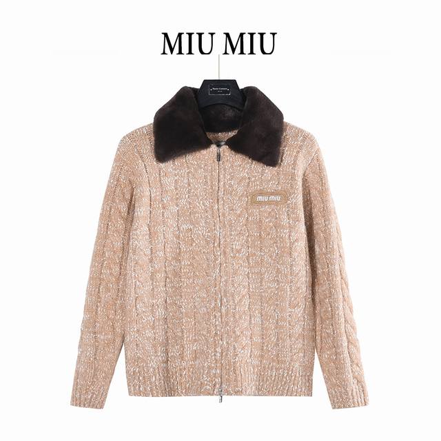 女款 Miumiu 缪缪 25Fw 水貂领皮草羊毛拉链外套 松弛感里的绒暖奢感 采用100%羊毛面料，粗绞花织法裹着空气感，绒线里的金丝闪线， 在室内是哑光的暖