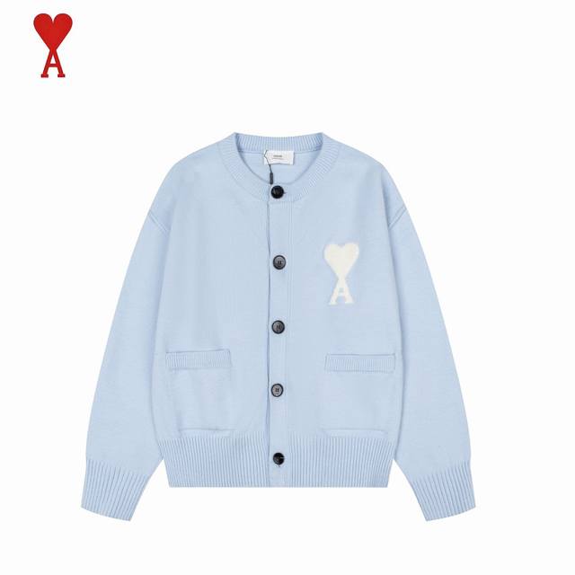 Ami paris 爱心提花针织圆领开衫毛衣 采用50%羊绒+40%棉+10%锦纶的定制混纺纱线 锦纶的加入提升了服饰手感细腻度和让上身更加挺阔有型。针织毛衣的