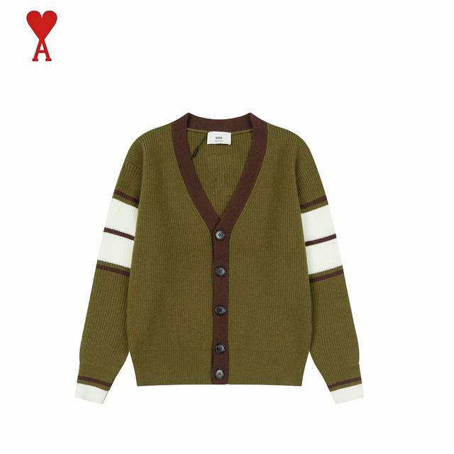 Ami 爱心2025Ss背后毛巾绣爱心Logo款V领毛衣 谁穿谁好看 百搭不挑人 直接上数据： 正确定制2025新款印章 区别市面看图说话商家 注意！！胸前章仔