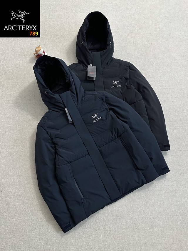 暴躁来袭！大东北一件过冬！ Arc'teryx 始祖鸟 男子 户外 连帽保暖羽绒服 防风防水防雨雪！ 这款羽绒服连帽设计更显年轻， 3D立体裁剪，弯刀袖设计更贴