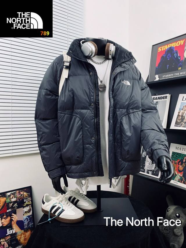 The North Face北面联名工装户外运动立领羽绒服 90白鸭绒 轻盈保暖 大爆款妥妥的一件过冬超厚实 男女同款 爆款上线 简直好看到爆了 落肩袖 版型绝