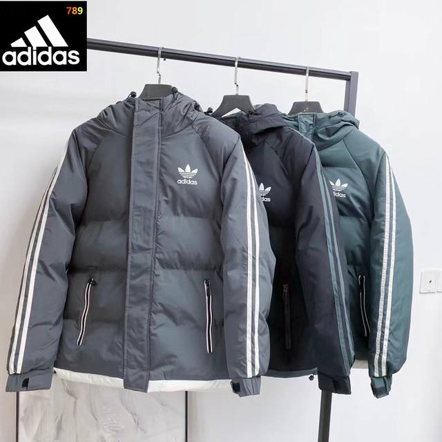 上新 Adidas阿迪达斯三叶草手臂双杠拼色拉链连帽夹克棉服外套温暖上新 今年冬天最潮外套 赶快下手 真真真的是太保暖了 上身秒变时髦精 大大的版型 超级好搭