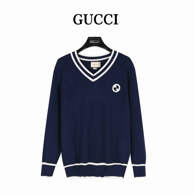 Gucci 古驰 24Fw 学院风双G刺绣条纹V领针织毛衣 经典针织服饰是形塑品牌简约凝练的美学理念中必不可少的一环。 传统廓形融入诠释品牌传承的标志性Gucc