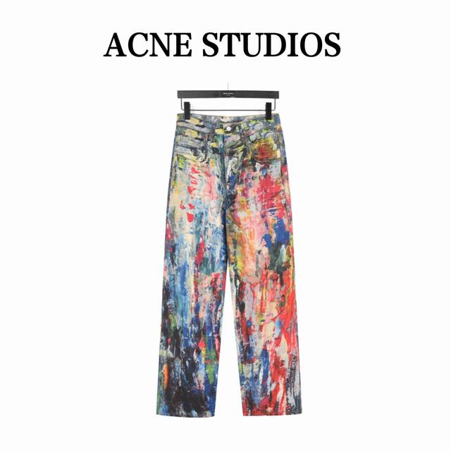 Acne涂鸦童趣牛仔裤 为你的衣橱增添一条充满童趣和创意的牛仔裤。 Acne这条牛仔裤以经典的蓝色为底，上面布满了各种可爱的卡通图案，从飞翔的独角兽到拿着画笔的