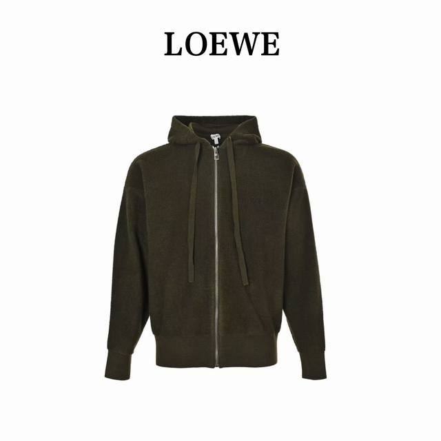 Loewe 罗意威 25Fw 徽标刺绣拉链连帽毛衣外套 甄选高品质羊毛面料，搭配特色毛巾布缝线工艺，罗纹袖口及下摆，贴合身形锁温防风，弹性设计无束缚，胸口处搭载