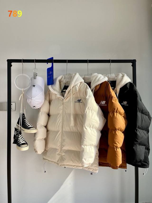 新百伦冬季新款假两件羊羔毛拼接冬季情侣款连帽棉服外套，三色可选，学院风十足，休闲运动均可驾驭，经典永不过时系列绝佳冬季出行穿搭必备单品 寒冬一定闭眼入的百搭单品