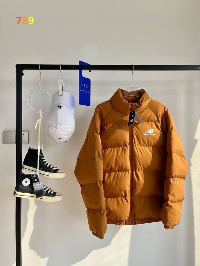 新百伦冬季情侣款立领羽绒棉服面包服，三色可选，上身帅气百搭不挑人，休闲运动均可驾驭，经典永不过时系列绝佳冬季出行穿搭必备单品 寒冬一定闭眼入的百搭单品，面料已做