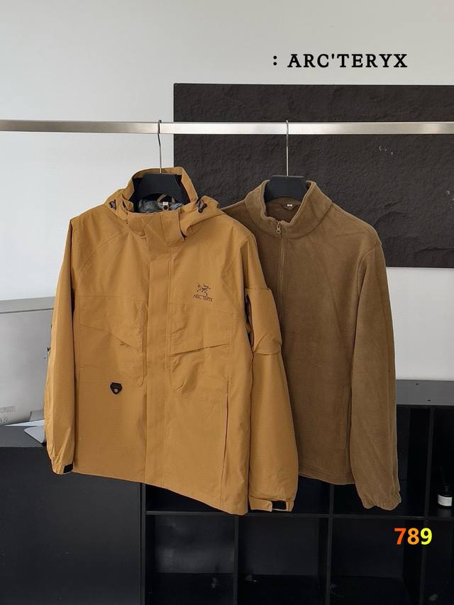 始祖鸟三合一冲锋衣休闲外套 一定要穿上的嘎嘎帅冲锋衣！ 性价比超高 更好应对多种天气变化 三季可穿 自带大自然的松弛感 耐磨防刮更抗造 轻松享受户外出游的快乐