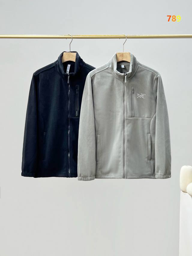 Arc'teryx始祖鸟 男款立领抓绒外套！ 高端科技面料透气舒适不失挺括感！静心完美色调搭配！剪裁合体，上身效果丝毫不用考虑！设计方面相对来说属于轻宽松舒适款