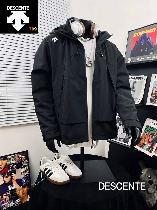 Descente迪桑特三合一运动户外工装风重工连帽冲锋衣 三种穿搭任你搭配 内胆同色高端兔毛绒 细腻柔软可外出单穿 逼格直接拉满男女同款 爆款上线 一件衣服直接