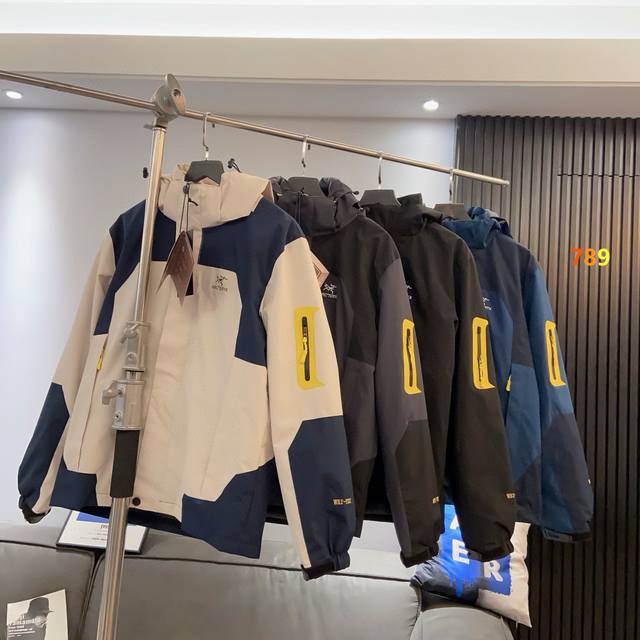 始祖鸟三合一冲锋衣秋冬季爆款新品 工装户外机能夹克冲锋衣外套 强烈推荐自留款！绝对的顶级货！ 首先说一下这款衣服最核心的科技！那就是面料，全客供的进口面料！高密