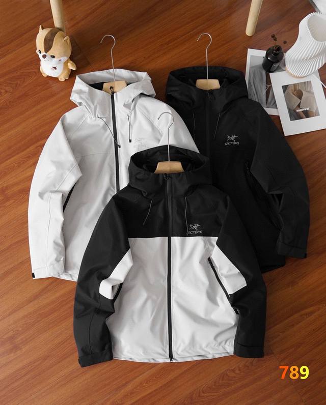 Arc'teryx-始祖鸟秋冬男女防风防水冲锋衣三合一连帽夹克外套 春秋冬季节都可穿 一衣三穿 城市机能，户外装备真心Tm帅炸了 男女情侣Cp版，聚酯纤维科技面