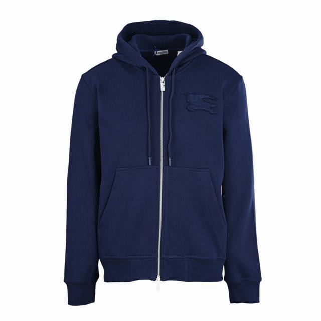 Burberry巴宝莉Bbr 战马贴布拉链连帽卫衣外套 选用厚质平织棉面料打造，整体裁剪较为宽松，双向拉链开合方便穿脱，抽绳式连帽可调节松紧，圆柱形帽绳头能更方