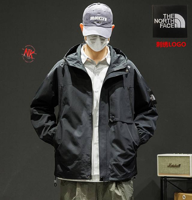 刺绣Logo 北面The North Face联名卡通神偷奶爸小黄人系列，海外秋季限定全新系列连帽冲锋衣防风连帽夹克外套连帽外套。 : 拼接风经典 诠释个性的涂