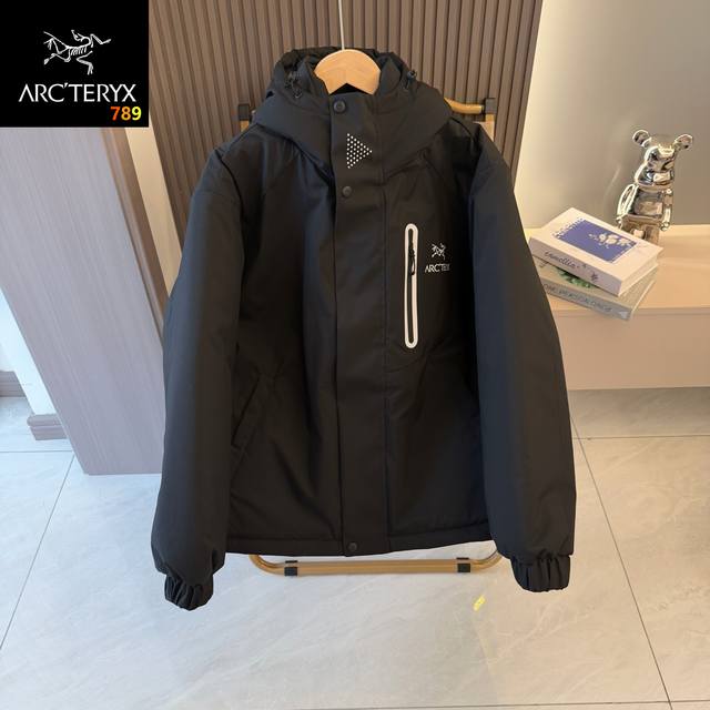 Arc‘Teryx 始祖鸟海外限定反光条棉衣，冬季新款棉服外套 经过设计师地批次纸板试穿才定下的宽松款式，让顾客穿着更加不受限制。 版型超级正 上身效果极佳 挺