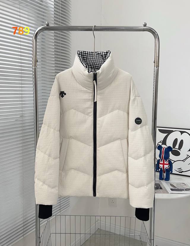 Descente 迪桑特加厚格子面包服立领3色齐发发防寒保暖羽绒服！ 强效锁温御寒蓄热保暖防寒，具保暖功能防风高帽领 避免风雪入侵 保暖透气，袖口弹带设计 适合