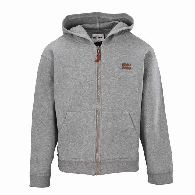 Miumiu缪缪Mm 贴绣平纹针织连帽夹克外套 定染 克双股毛圈卫衣料、复合190克针织平纹布，总克重达到760克。且有一定的抗拉伸能力，不易变形。采用进口的激