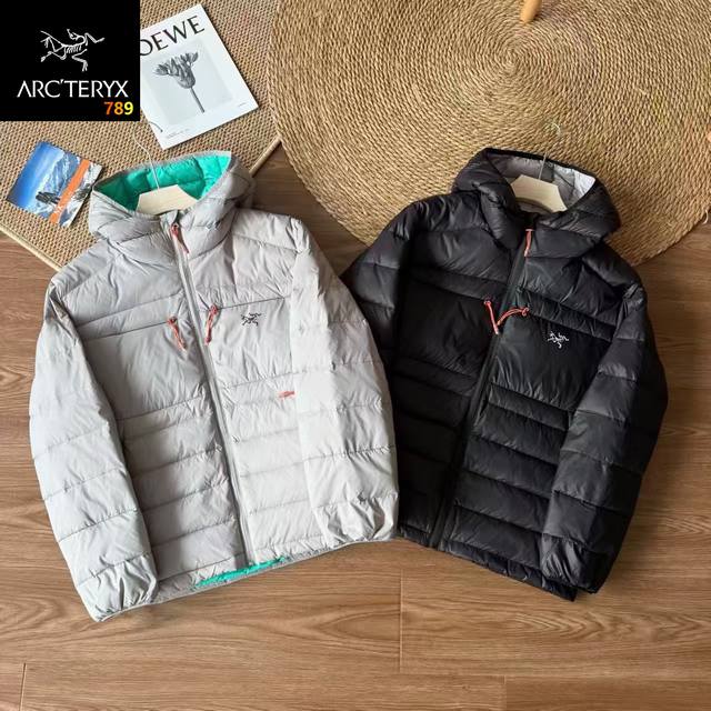 始祖鸟户外羽绒服｜轻量防寒天花板 颜色：黑色 灰色 尺码：M-4Xl 男女同款设计适配多元身形，冬季户外与日常通勤无缝切换 采用超轻高蓬松羽绒填充，锁温保暖不压