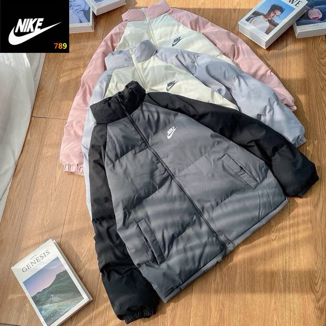 Nike 耐克2025Aw经典字母Logo拼接撞色三色面包立领羽绒棉服温暖上新 今年冬天最潮外套 赶快下手 真真真的是太保暖了 上身秒变时髦精 大大的版型 超级