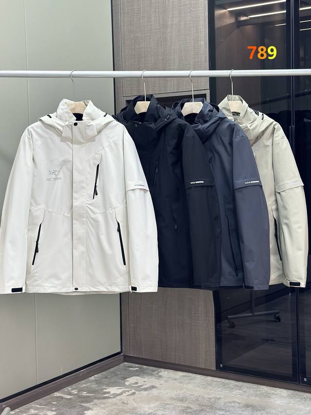 始祖鸟男款三合一外套 转图必卖的大爆款款三合一品质好到爆！这款不挑年龄段，上身太好看！ 真正的防水防风冲锋衣 暴雨级防水 有效阻挡风霜雨雪侵袭 可拆卸内胆三合一