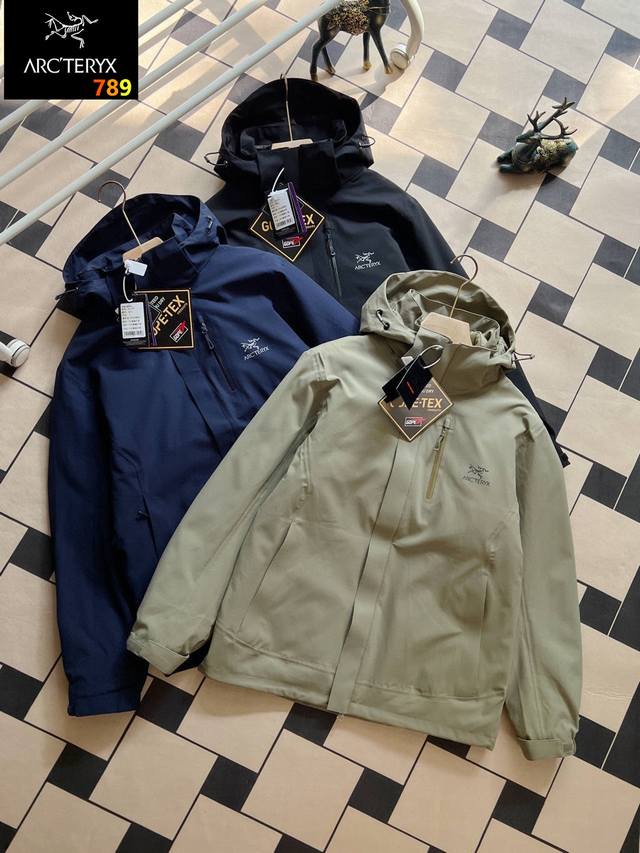 高品质 24年秋冬最新款 Arc ' Teryx 始祖鸟户外三合一羽绒内胆冲锋衣两件套！ 经典款户外三合一羽绒冲锋衣～重磅秋冬新款来袭， 依旧是海外版老渠道，兄