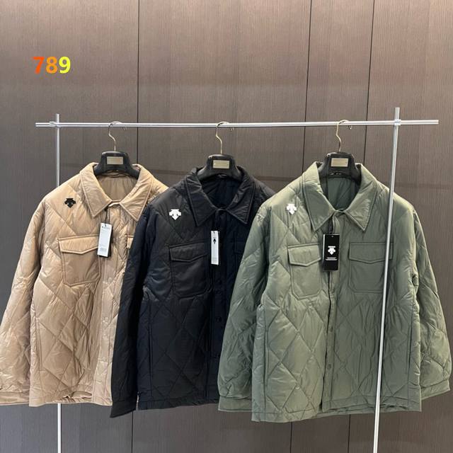 90绒 Descente迪桑特翻领设计衬衫款式轻薄羽绒服外套蓬松柔软 菱格设计，更加锁绒，内冲90国标白鸭绒采用白鸭绒填充，绒朵大，羽埂小，舒适高蓬松度，压缩回