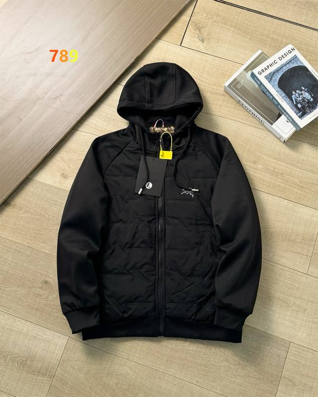 Arc'teryx 始祖鸟男女同款拼接棉衣情侣款连帽石墨烯保暖外套 此款采用石墨烯科技面料，出色的热传导性能，均匀分散热量，有效锁住身体热量加倍保暖，优质填充绒