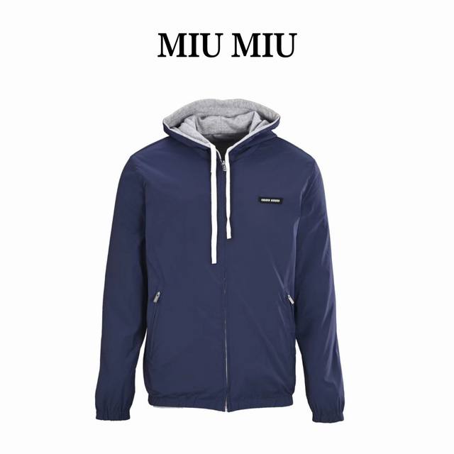 Miu Miu缪缪Mm 小标饰贴双面穿连帽夹克外套 选用功能性的府绸 ponge 面料，采用高经密，低纬密的织法，每英寸的经纱数量远多于纬纱，表面细密、均匀的菱