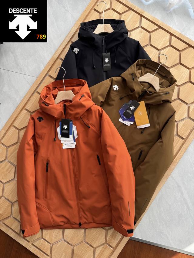 供私科技硬核向！迪桑特户外休闲羽绒服！ 源自1935年冰雪运动基因，迪桑特户外休闲羽绒服以专业定义冬日温暖。Heat Navi光热转化科技内衬吸光储热， 90%