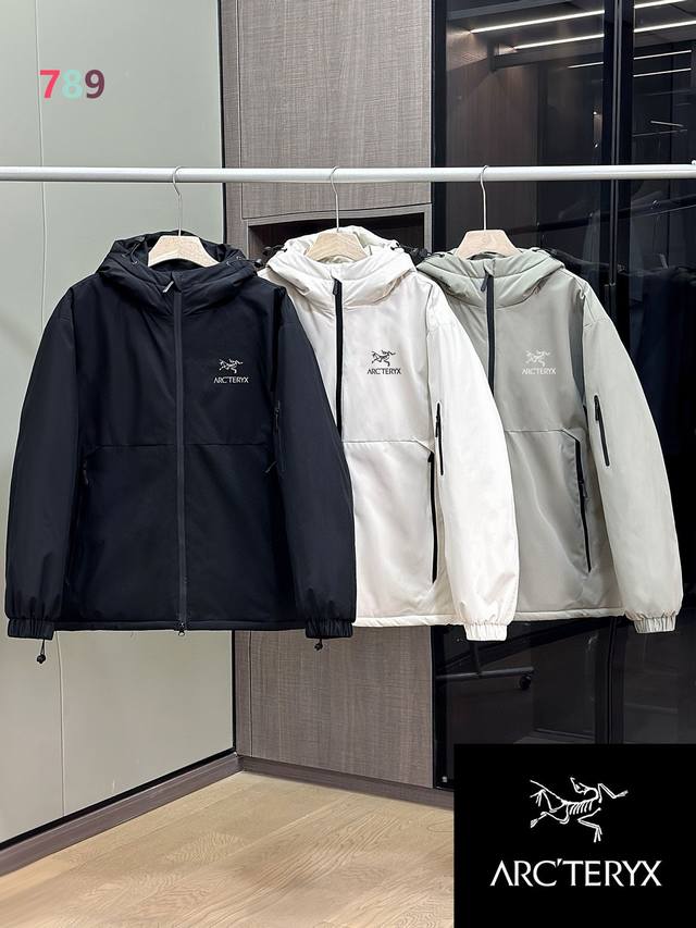 始祖鸟24年冬季情侣款连帽棉衣外套！ 户外情侣款连帽加厚羽绒棉衣外套！ 连帽设计，帽子可拆卸！ 简约大方的羽绒棉衣外套 超轻保暖，纯色设计，立体剪裁设计风格上身