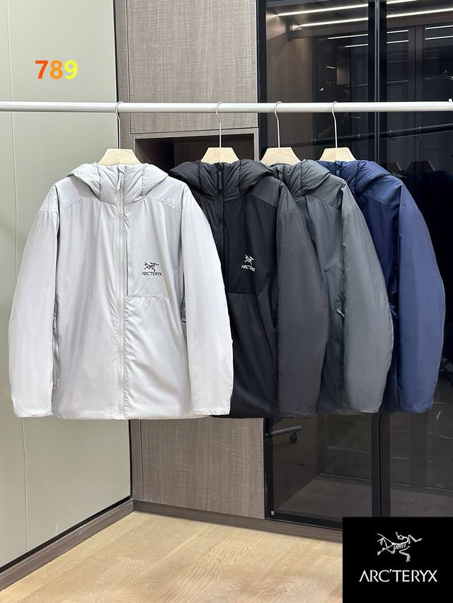 始祖鸟 商袅军版户外通勤连帽棉 三防抗污保暖棉服这款具有专业户外功能性的棉衣、高品质重磅牛货、经过无氟环保三防处理使得有出色的防风防雨抗污面料、非常厚实保暖、内