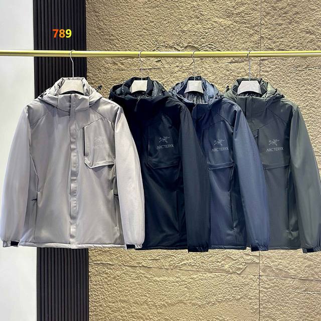 始祖鸟连帽 棉衣薄二棉可供面料，填充Coreloft100克级保暖棉，填补了军中等厚度棉服的空白。全防风，很好的保暖，穿着轻巧舒适，一般作为外套使用，搭配其他中