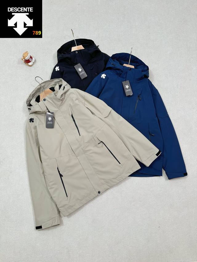 重磅来袭，出口北美订单。Descente 迪桑特 男子工装多口袋 防风 防水 三合一冲锋衣。三合一内胆可拆卸，户外防风雨功能性冲锋外套+聚热锁温摇粒绒内胆。春秋