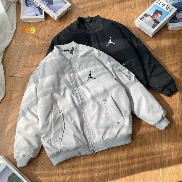 Aj飞人乔丹冬季情侣款立领拼接设计飞行夹克棉服外套，上身帅气百搭不挑人，休闲运动均可驾驭，经典永不过时系列绝佳冬季出行穿搭必备单品 寒冬一定闭眼入的百搭单品，定