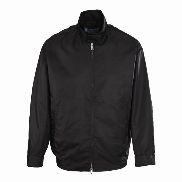 prada普拉达prd 后领角标立领拉链夹克外套 定制尼龙斜纹防护绸，定制画样模版机车缝，通过画样机精确控制缝纫线路，确保prada三角标精准定位，标签与夹克边