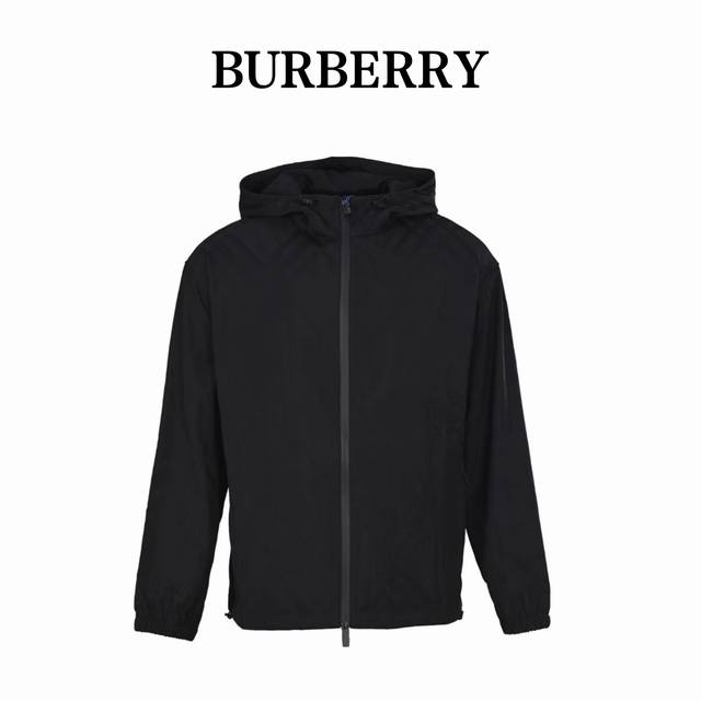 Burberry巴宝莉Bbr 下摆战马提花斜纹格连帽夹克外套 选用锦纶为基底打造的一款耐用性极强的面料 尼龙 。密度仅1.14G Cm3，使其同等厚度下重量减轻