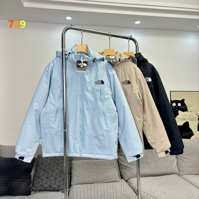 Thenorthface北面户外登山连帽棉服 防泼水面料，可拆卸帽子，石墨烯发热内里，男女同款，独家爆款，冬季衣橱必备的一款人气棉衣， 上身超级好看！ 纯天然手